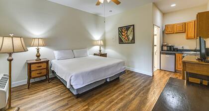 Resort-style Studio 15 Mi to Everglades NP