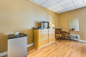 Apartment (0 Bedroom) | Interior - Studio w/ Direct 10K Islands Access: Boat + Swim! (Naples)