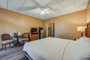 Apartment (0 Bedroom) | Interior - Naples Studio w/ 10K Islands Access + Marina View (Naples)