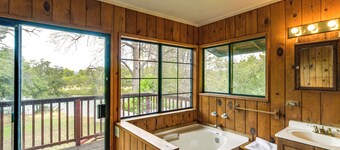5 Mi to Lake Oroville: Huge Riverfront Home!