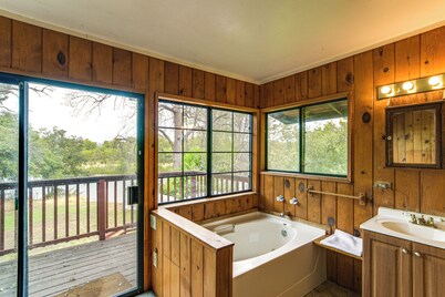 5 Mi to Lake Oroville: Huge Riverfront Home!