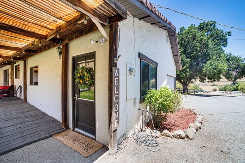 Fenced Yard & Outdoor Bar: Hillside Paicines Home!