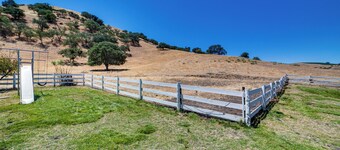 Fenced Yard & Outdoor Bar: Hillside Paicines Home!