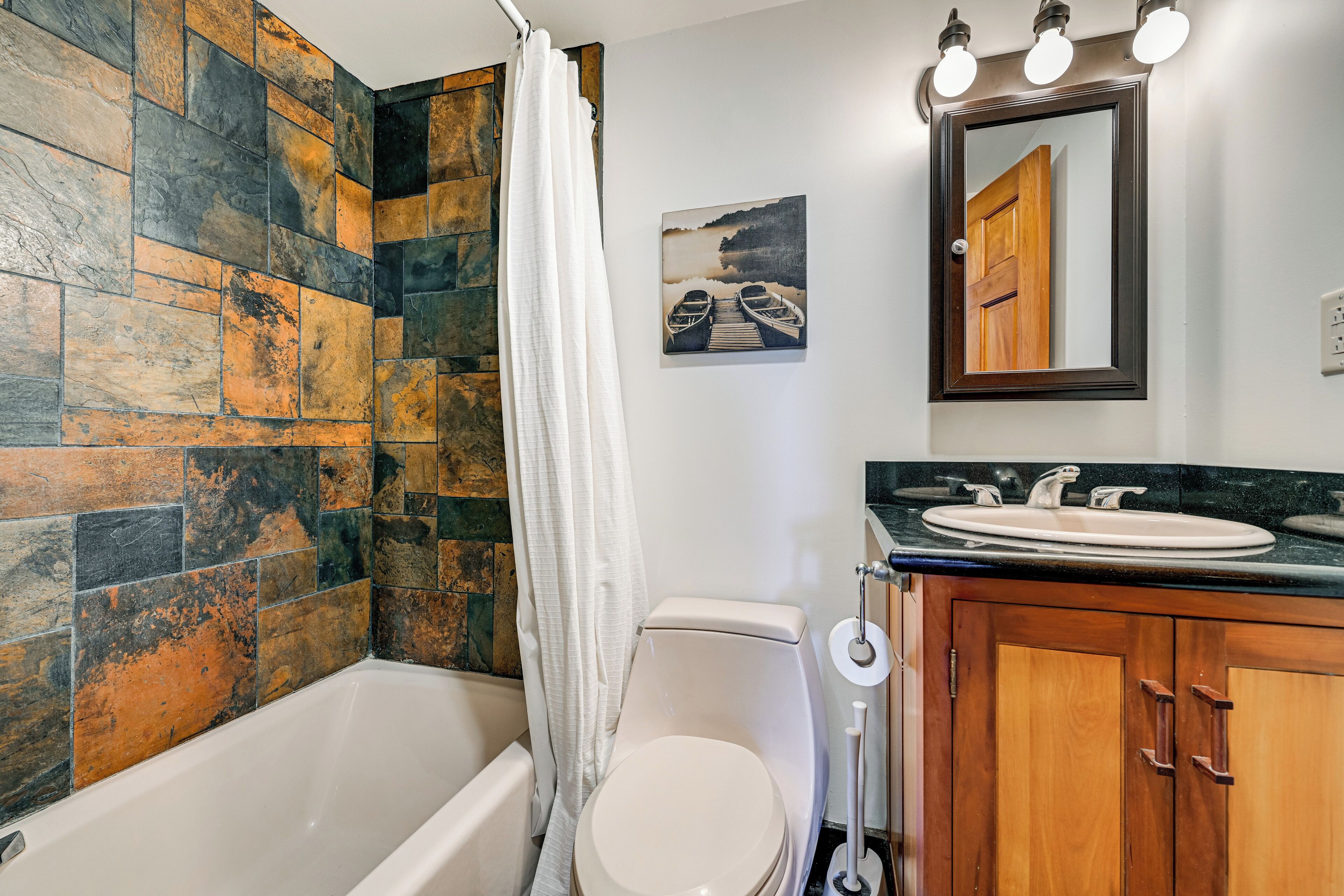 Un baño con bañera, inodoro y lavabo.