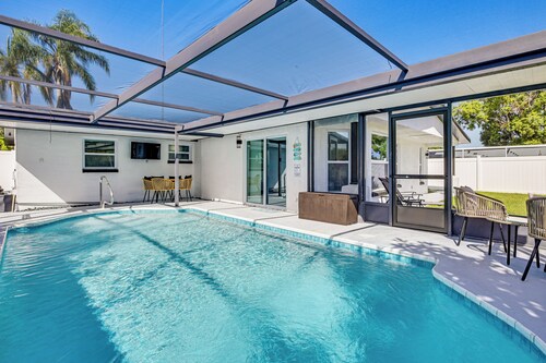 Canal-front Holiday Home Near Beach: Swim & Paddle