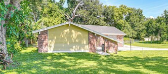 Group Getaway w/ Deck & Yard in Lakeland!