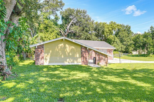 Group Getaway w/ Deck & Yard in Lakeland!