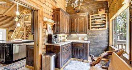 2 Mi to Show Low Lake: Log Cabin w/ Large Yard!