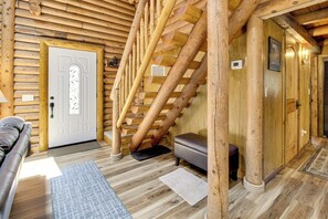 House (3 Bedrooms) | Interior - 2 Mi to Show Low Lake: Log Cabin w/ Large Yard! (Lakeside)