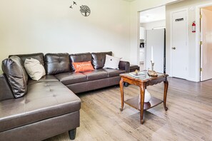 Apartment (3 Bedrooms) | Interior - 2 Mi to The Marketplace: Spring Valley Apartment (Spring Valley)