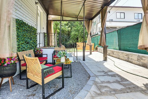 2 Mi to The Marketplace: Spring Valley Apartment