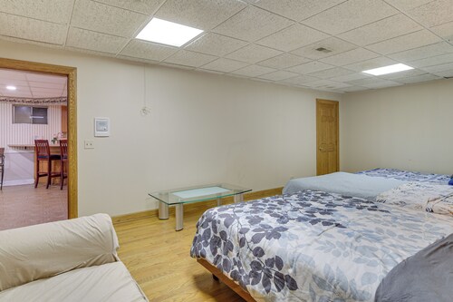 6 Shared Acres, Pool Table: Barrington Hills Apt!