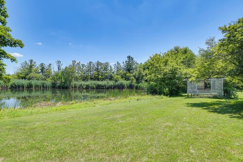 6 Shared Acres, Pool Table: Barrington Hills Apt!