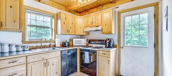 5 Mi to Jay Peak Resort: Cabin w/ Pond Access!