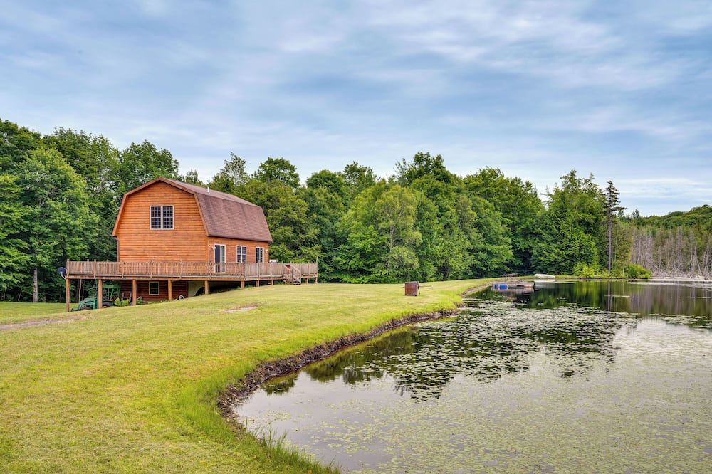 5 Mi to Jay Peak Resort: Cabin w/ Pond Access! - Troy, VT