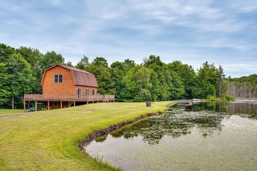 5 Mi to Jay Peak Resort: Cabin w/ Pond Access!