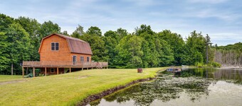 5 Mi to Jay Peak Resort: Cabin w/ Pond Access!