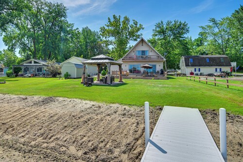 Lakefront Warsaw Home w/ Private Dock + Golf Cart