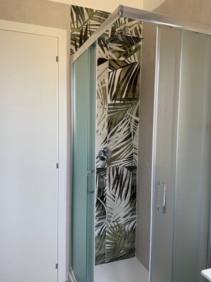 Douche, sèche-cheveux, bidet, serviettes fournies