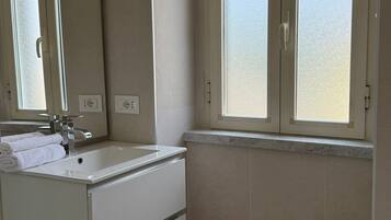 Doccia, asciugacapelli, bidet, asciugamani