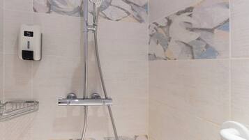 Suihku, hiustenkuivaaja, pyyhkeet