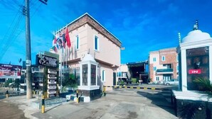Um edifício com uma placa que lista comodidades como academia, spa e restaurante.