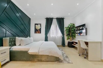 鹰世界酒店及套房