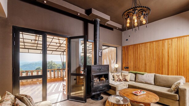 Una sala de estar acogedora con un sofá, una mesa de centro y una chimenea.