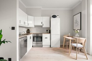 Refrigerador, horno, lavavajillas y cafetera y tetera 