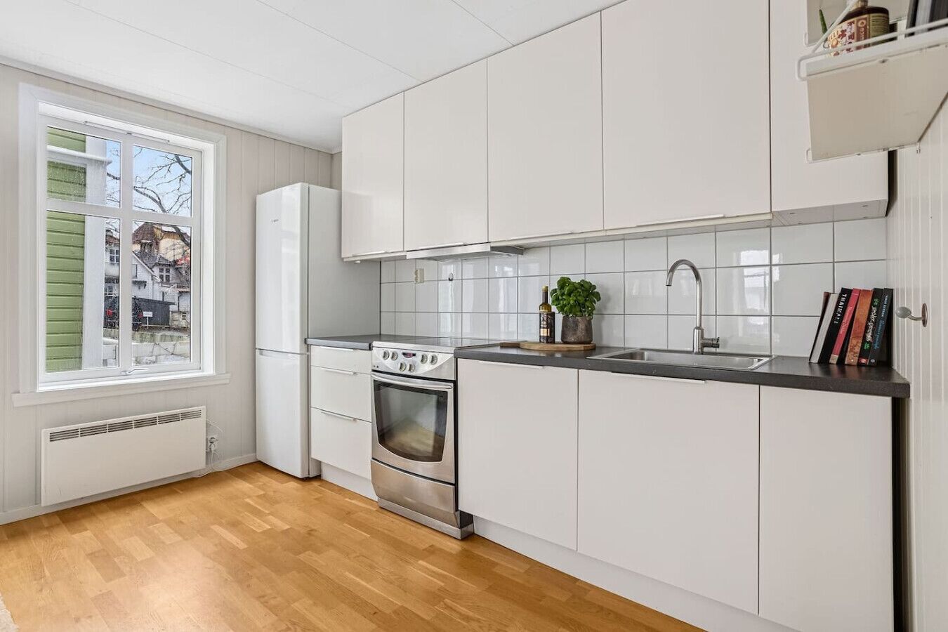 Fridge, oven, stovetop, dishwasher