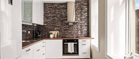 Fridge, oven, stovetop, dishwasher