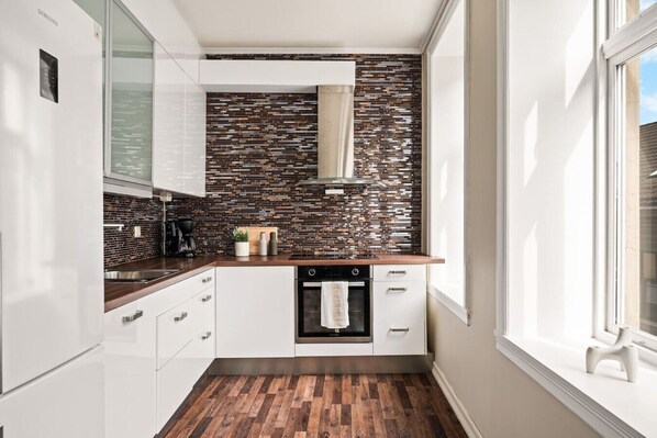 Fridge, oven, stovetop, dishwasher