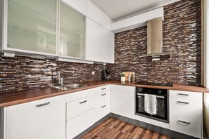 Fridge, oven, stovetop, dishwasher