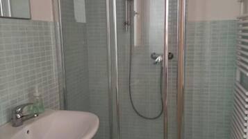 Dusche, Haartrockner, Bidet, Handtücher