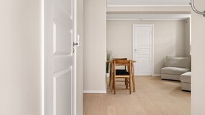 Ein Zimmer mit einem Holzbett, einem Sofa und einer Tür.
