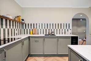 ثلاجة، فرن، موقد طهي مسطح، غسالة أطباق