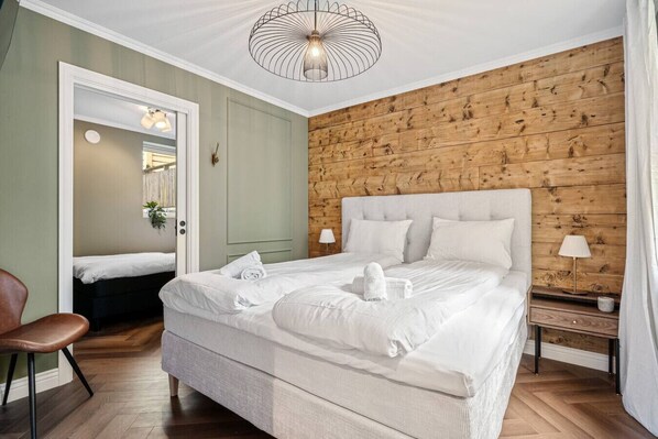 5 bedrooms, iron/ironing board, WiFi, bed sheets