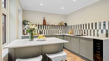 Frigorífico, horno, placa de cocina y lavavajillas