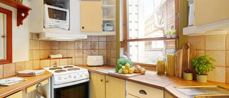 Kühlschrank, Mikrowelle, Ofen, Herdplatte