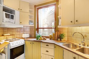 Fridge, microwave, oven, stovetop