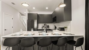 Réfrigérateur, four à micro-ondes, un four, surface de cuisson