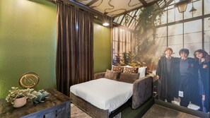 5 bedrooms, iron/ironing board, WiFi, bed sheets