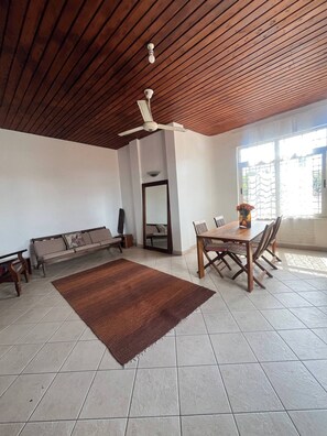 Fælles sovesal - 5 soveværelser - ryger - balkon | Stue