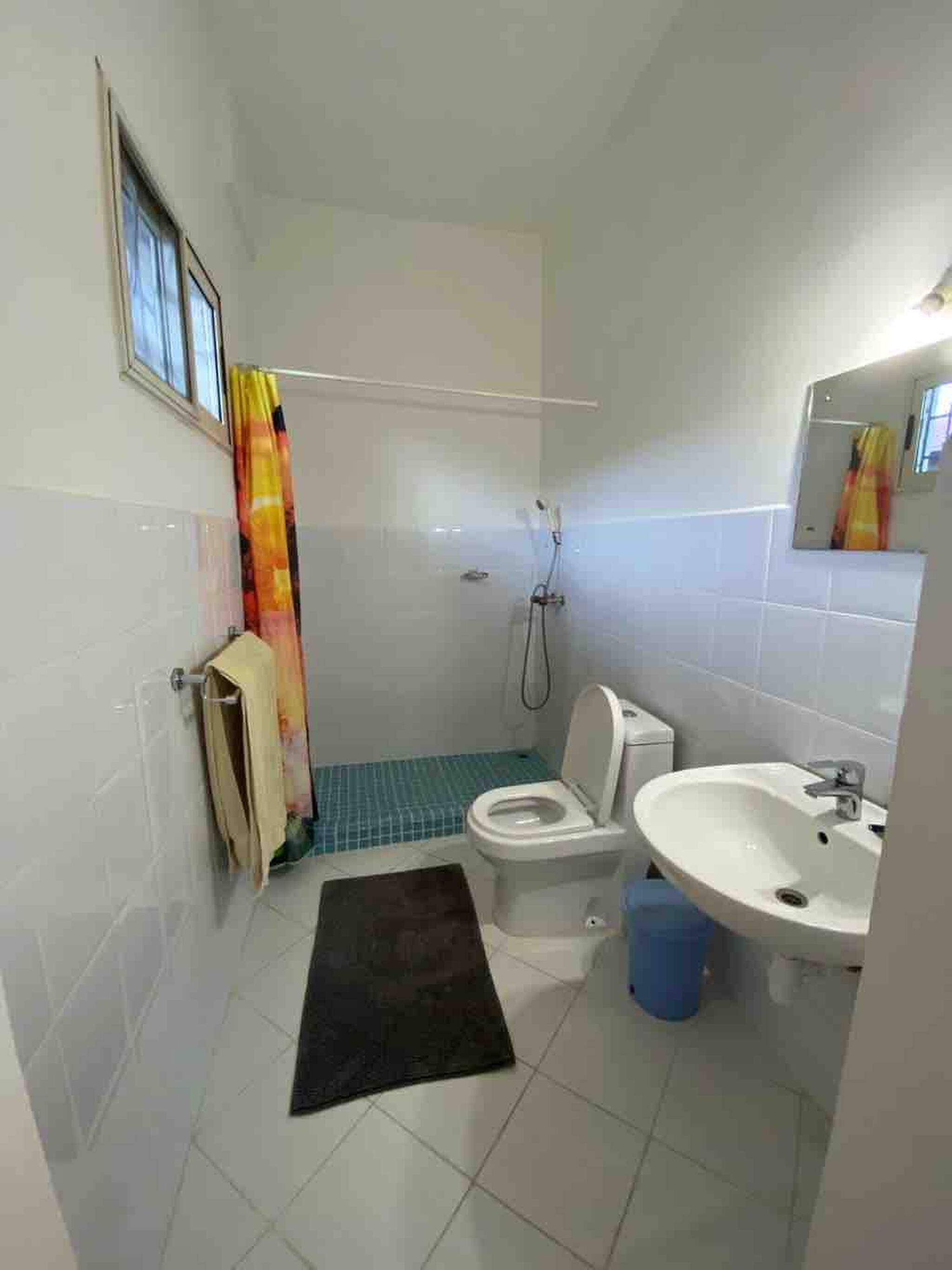 Dortoir Partagé, 5 chambres, fumeurs, balcon | Salle de bain