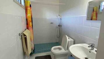 Dortoir Partagé, 5 chambres, fumeurs, balcon | Salle de bain