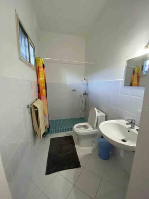 Shared Dormitory, 5 Bedrooms, Smoking, Balcony | Bathroom