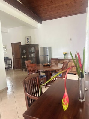 Asrama Umum, 5 kamar tidur, Boleh Merokok, balkon | Ruang makan