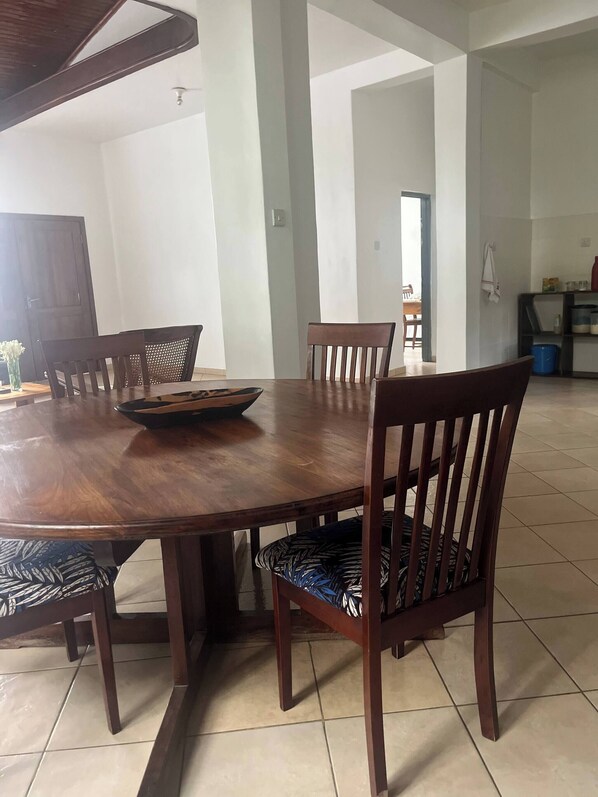 Dortoir partagé, 5 chambres, fumeur, balcon | Restauration