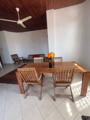 Dormitorio condiviso, 5 camere da letto, fumatori, balcone | Area soggiorno