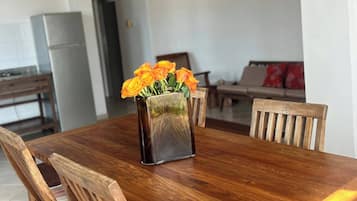 Shared Dormitory, 5 Bedrooms, Smoking, Balcony | Living room